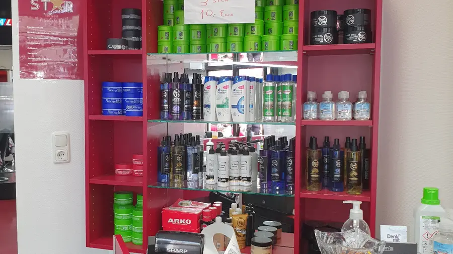 Rote Regale mit Haarpflege- und Stylingprodukten im Salon